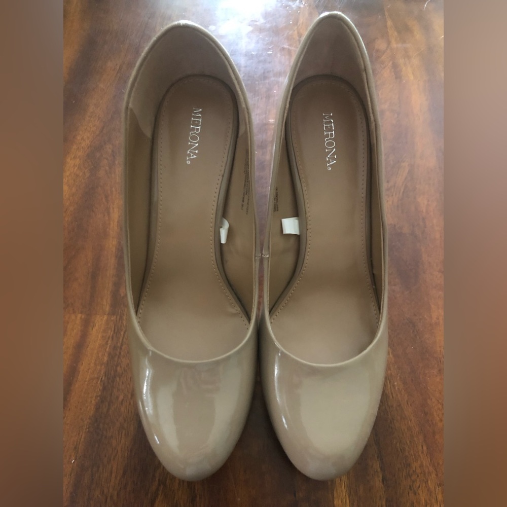 Woman’s Merona nude pumps